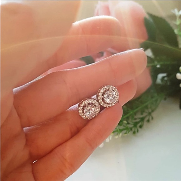 Diamond💎NEW 18K White Gold Round Stud Earrings - Picture 2 of 7